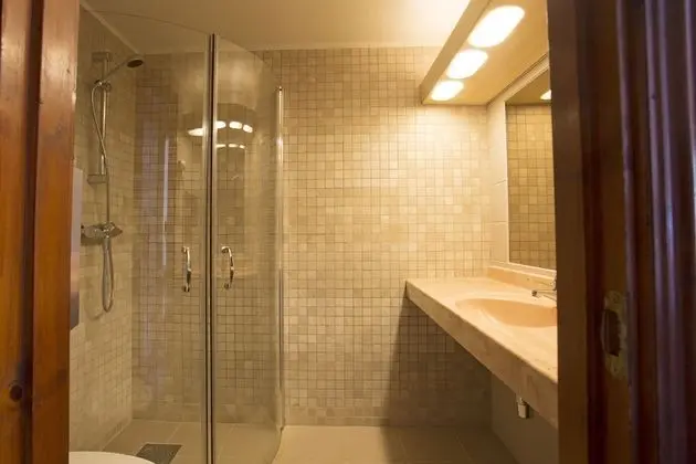 Tek Büyük Yataklı Oda, 2 Tek Kişilik Yatak (Above restaurant & pub)