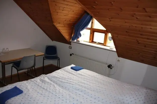 İki Ayrı Yataklı Oda, Ortak Banyo