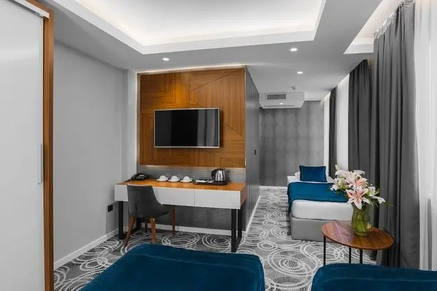 Family Room  with Free Parking