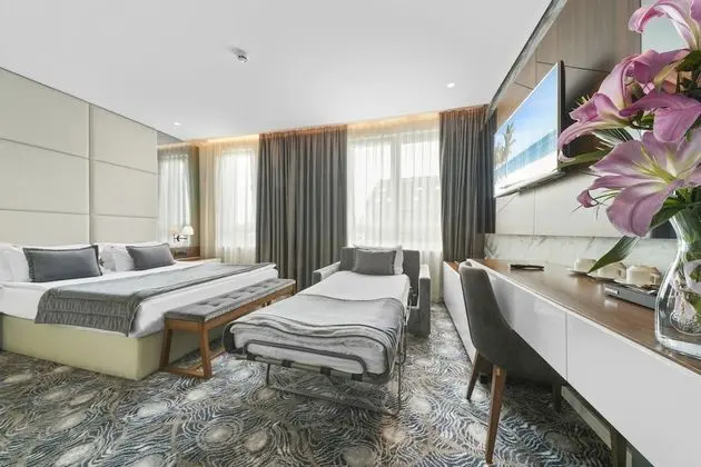Family Room  with Free Parking