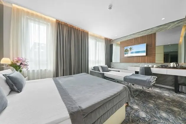 Family Room  with Free Parking