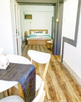 Comfort Queen Bed Studio (Street Side)