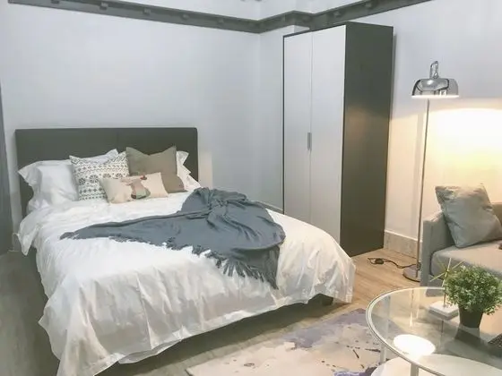 Comfort Queen Bed Studio (Street Side)