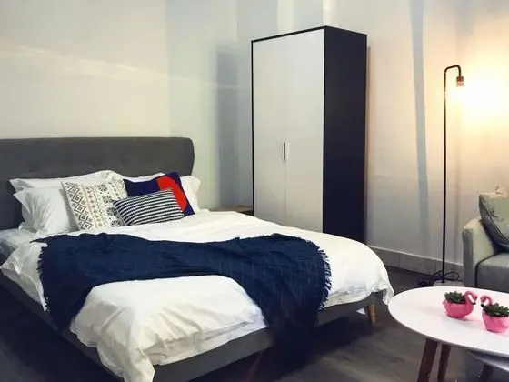 Comfort Queen Bed Studio (Street Side)