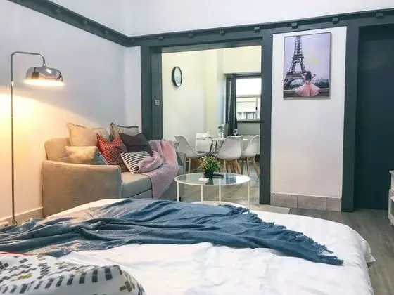 Comfort Queen Bed Studio (Street Side)