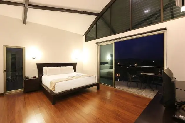 Indian Ocean Penthouse, 3 Bedrooms, 3 Bathrooms, Kitchen &amp; 2 plunge pools