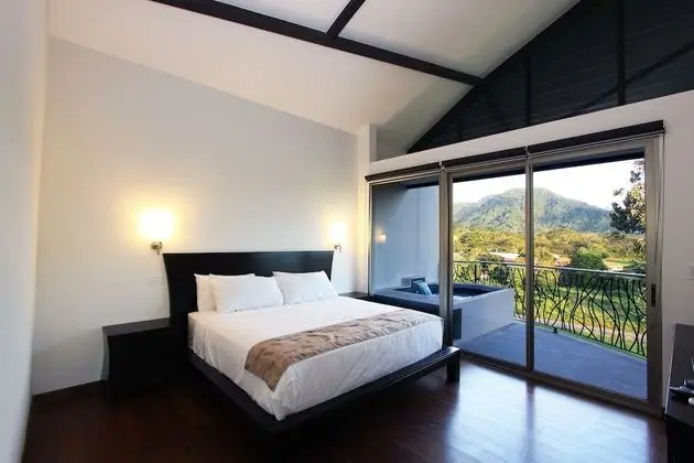 Pacific Ocean Penthouse, 3 Bedrooms, 3 Bathrooms, Kitchen & 2 plunge pools