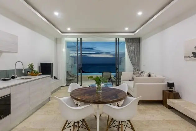 Penthouse 1 Bedroom Sea View Pool Suite
