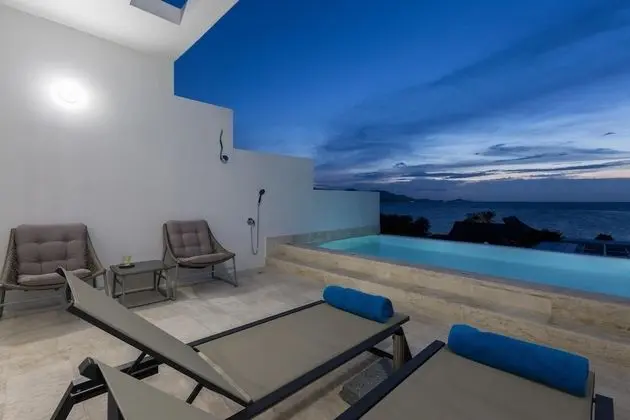 Penthouse 1 Bedroom Sea View Pool Suite