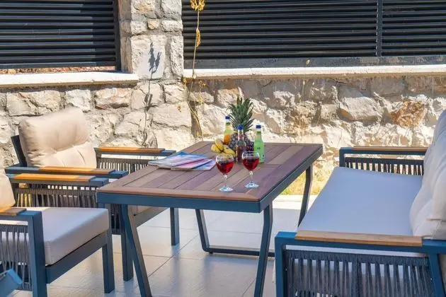 https://images.odamax.com/img/1920x1080/odamax/image/upload/Skyline_Villas_202609011225566__FRT0918.jpg