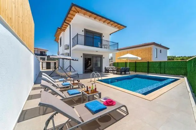 https://images.odamax.com/img/1920x1080/odamax/image/upload/Skyline_Villas_202609011245100__FRT0848.jpg