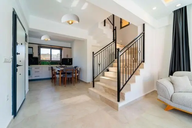 https://images.odamax.com/img/1920x1080/odamax/image/upload/Skyline_Villas_202609011245384__FRT0882.jpg