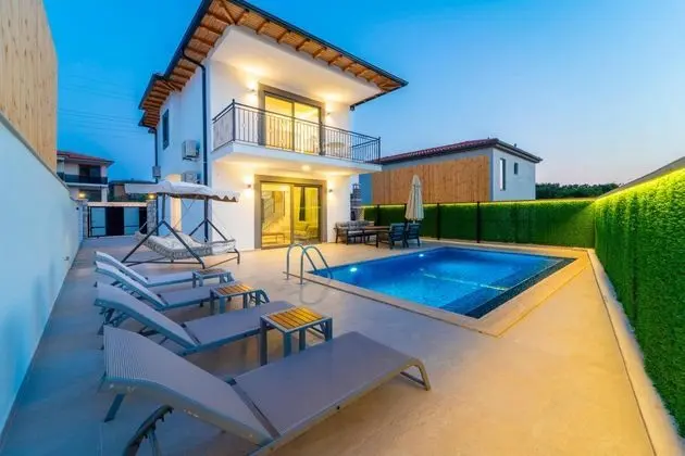 https://images.odamax.com/img/1920x1080/odamax/image/upload/Skyline_Villas_202609011245575__FRT1034.jpg