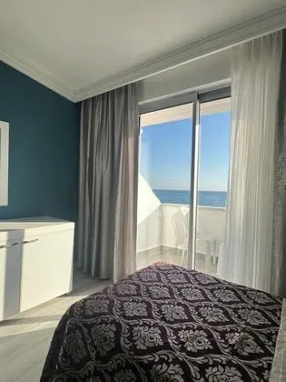 Standart Oda, Deniz ve Havuz Manzaralı, Balkonlu veya Fransız Balkonlu