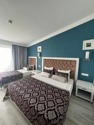 Standart Oda, Deniz ve Havuz Manzaralı, Balkonlu veya Fransız Balkonlu
