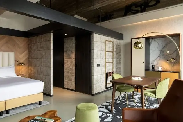 Çatı Katı (Loft), 1 En Büyük (King) Boy Yatak (The Slaak Loft)