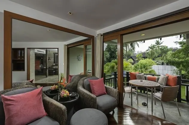 Pearl Bed Suite