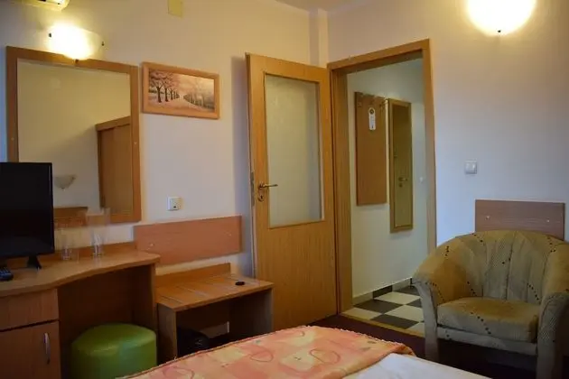 Single Courtyard room