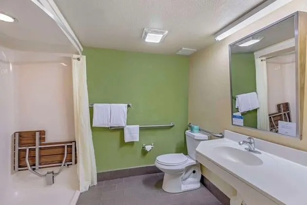 Oda, 1 Büyük (Queen) Boy Yatak, Engellilere Uygun, Sigara İçilmez (Roll-In Shower)