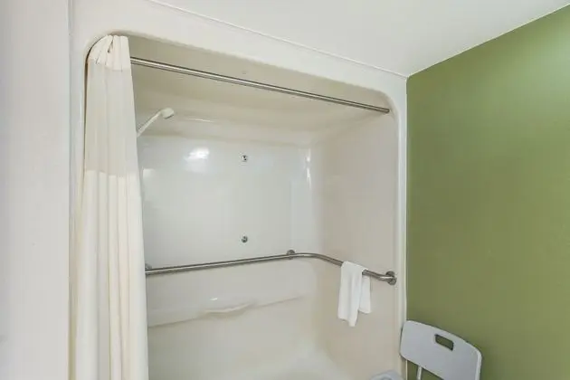 Oda, 1 Büyük (Queen) Boy Yatak, Engellilere Uygun, Sigara İçilmez (Roll-in Shower)