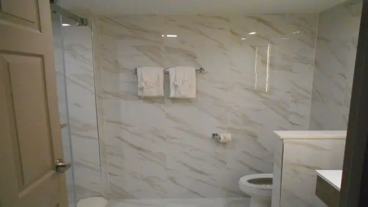 Standard Oda, 1 En Büyük (King) Boy Yatak, Engellilere Uygun (Roll-In Shower)