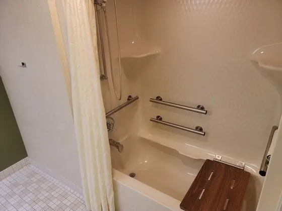 Oda, 1 Büyük (Queen) Boy Yatak, Engellilere Uygun, Sigara İçilmez (Accessible Tub)