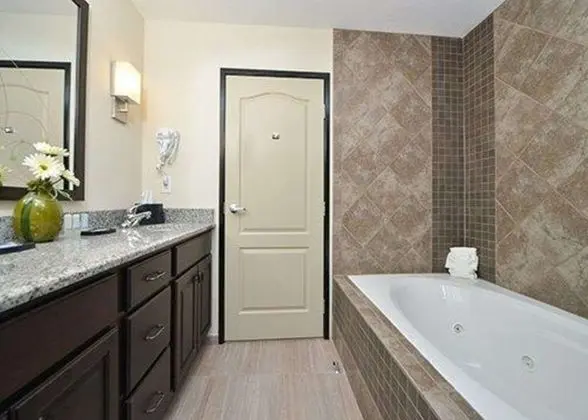 Süit, 1 En Büyük (King) Boy Yatak ve Çekyat, Sigara İçilmez, Sıcak Su Küveti