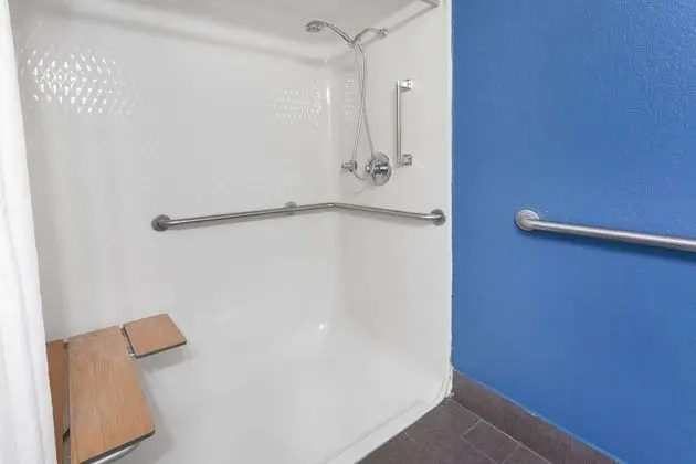 Oda, 1 Büyük (Queen) Boy Yatak, Engellilere Uygun (Mobility, Hearing, Roll-In Shower)