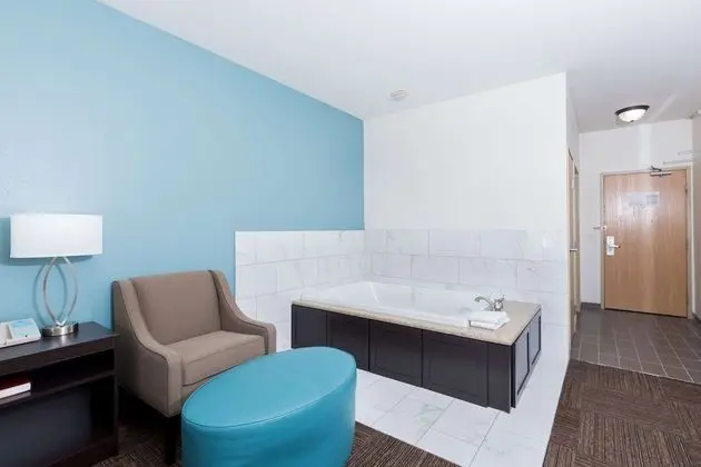 Süit, 1 En Büyük (King) Boy Yatak, Sigara İçilmez (Roll-In Shower)