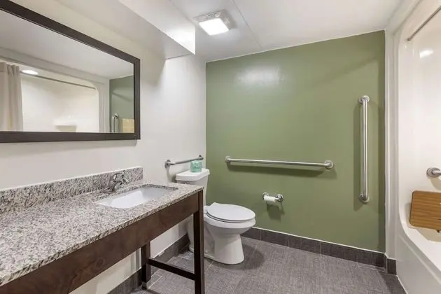 Oda, 1 Büyük (Queen) Boy Yatak, Engellilere Uygun, Sigara İçilmez