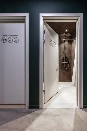 Tek Büyük Yataklı Oda, Ortak Banyo