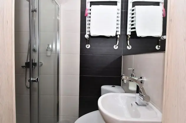 Tek Büyük veya İki Ayrı Yataklı Oda, Özel Banyo (I)