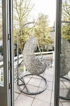 Junior Süit, Balkon