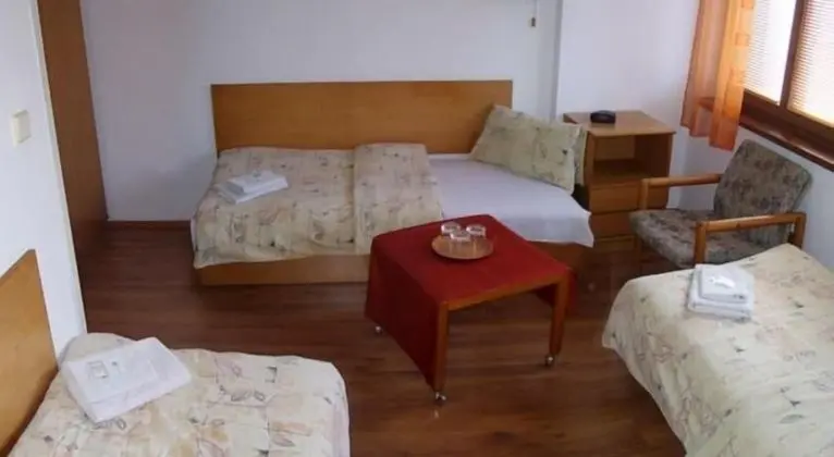 Üç Kişilik Oda
