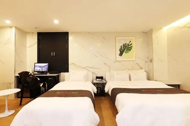 Room (Sweet, Check-in: Fri&Sun 8 PM, Sat 10 PM)