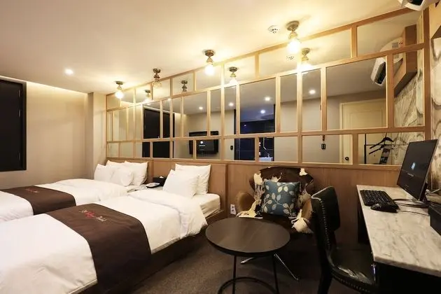 Room (Sweet, Check-in: Fri&Sun 8 PM, Sat 10 PM)