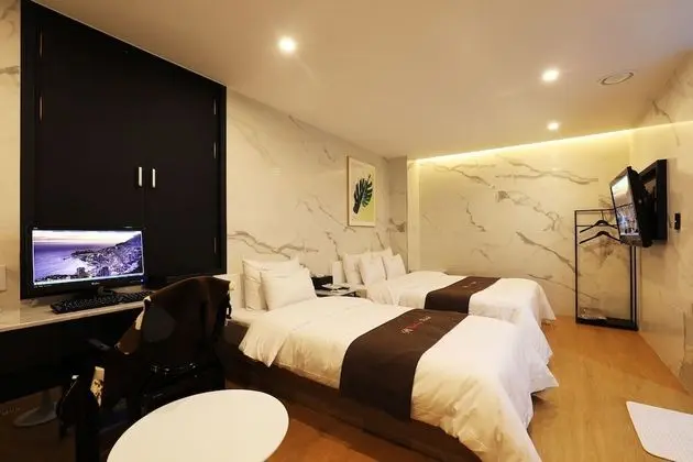 Room (Sweet, Check-in: Fri&Sun 8 PM, Sat 10 PM)