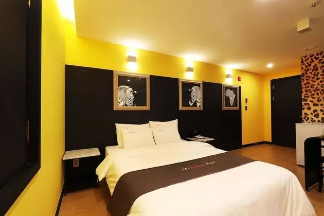 Room (VIP, Check-in: Fri&Sun 8 PM, Sat 10 PM)