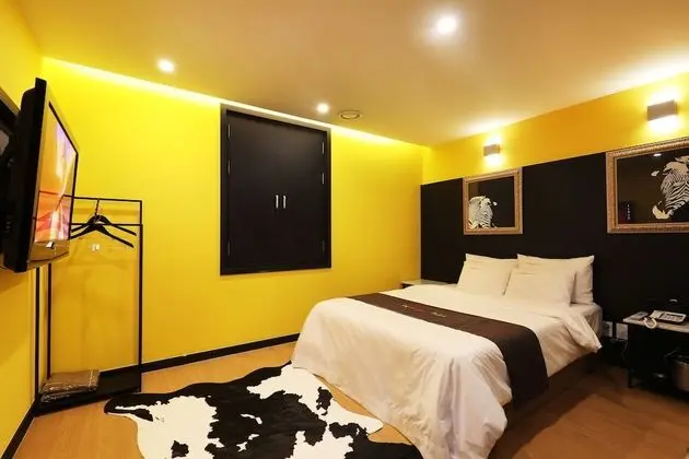 Room (VIP, Check-in: Fri&Sun 8 PM, Sat 10 PM)