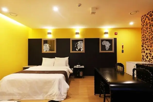 Room (VIP, Check-in: Fri&Sun 8 PM, Sat 10 PM)