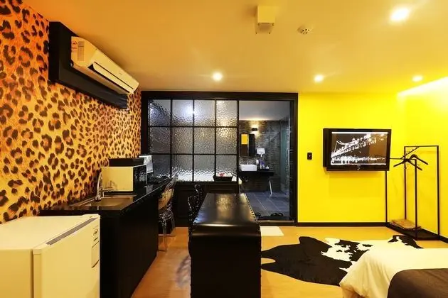 Room (VIP, Check-in: Fri&Sun 8 PM, Sat 10 PM)