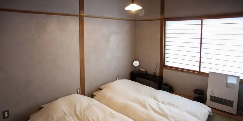 İki Ayrı Yataklı Oda, Ortak Banyo