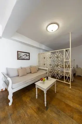 Stüdyo, Avlu Manzaralı (Dimitris)