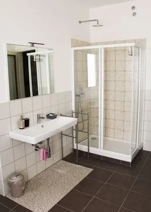 Tek Büyük veya İki Ayrı Yataklı Oda, Ortak Banyo