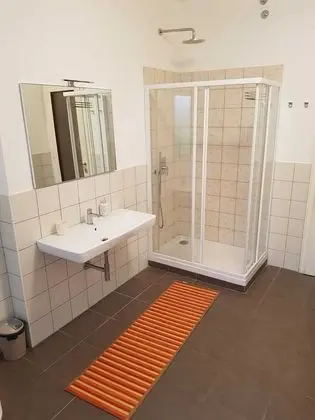 Tek Büyük veya İki Ayrı Yataklı Oda, Ortak Banyo