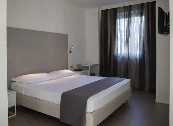 Standard Tek Büyük Yataklı Oda, Tepe Manzaralı