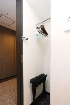 Üç Kişilik Oda, Sigara İçilmez