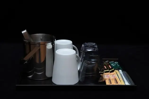 Üç Kişilik Oda, Sigara İçilmez