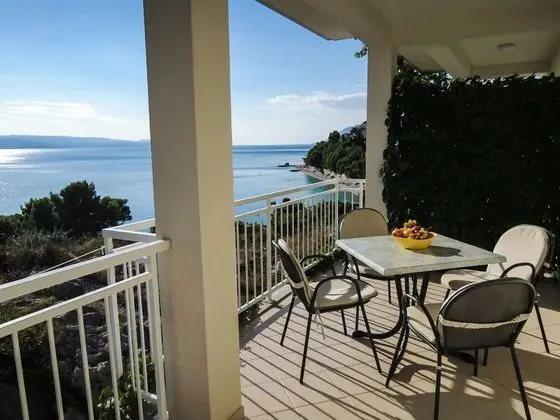 Apart Daire (Smilja - 150 m from pebble beach - A1)