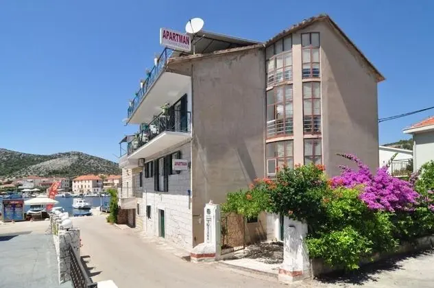 Apart Daire (Snježa - 20 m from the sea - A2(6+2))